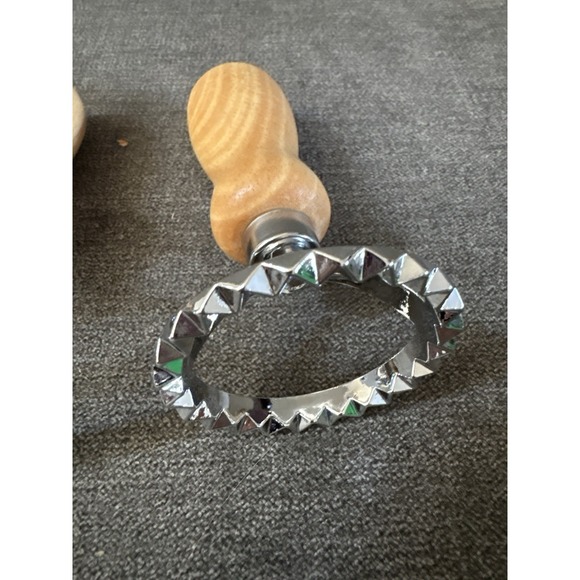 Ravioli Stamp Set of 4 Ravioli Maker Cutter with Wooden Handle - Picture 6 of 7